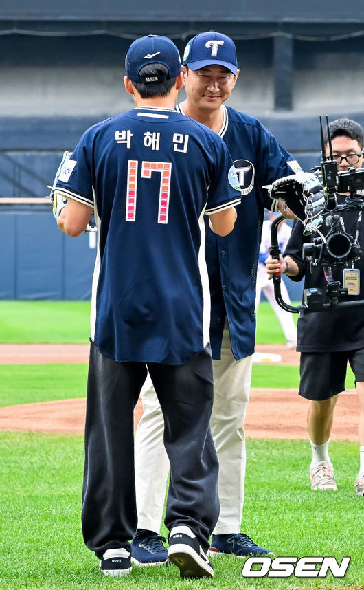 10일 서울 잠실야구장에서 ‘2026 신한 SOL KBO 올스타 프라이데이’가 열렸다. 올스타 프라이데이인 오늘(10일)은 '넥스트레벨 매치'가 가장 먼저 열렸다. 지난해 넥스트 레벨 트레이닝 캠프를 수료한 고교 2학년 유망주들이 참가해 2028 KBO 신인드래프트를 앞둔 차세대 스타들의 기량을 선보였다. 이어 북부리그와 남부리그가 맞붙는 퓨처스 올스타전이 펼쳐진다. 경기 종료 후에는 팬 투표로 선정된 거포 8명이 출전하는 홈런 더비가 펼쳐진다. 시구, 시포를 마친 박용택, 박해민이 포옹을 하고 있다. 2026.07.10 / rumi@osen.co.kr