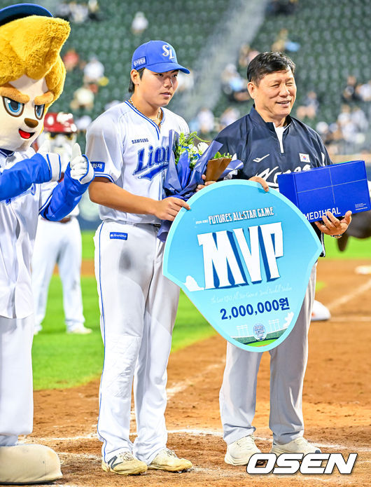 10일 서울 잠실야구장에서 ‘2026 신한 SOL KBO 올스타 프라이데이’가 열렸다. 프로야구 퓨처스리그 남부 올스타가 화끈한 홈런쇼를 선보이며 퓨처스 올스타전에서 승리했다. 경기를 마치고 남부 올스타 함수호가 MVP에 선정되고 있다. 2026.07.10 / rumi@osen.co.kr