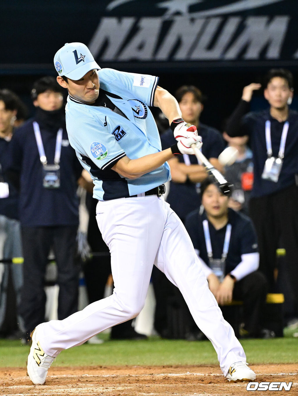 10일 서울 잠실야구장에서 ‘2026 신한 SOL KBO 올스타 프라이데이’가 열렸다.올스타 프라이데이인 오늘(10일)은 '넥스트레벨 매치'가 가장 먼저 열리고, 이어 북부리그와 남부리그가 맞붙는 퓨처스 올스타전이 펼쳐졌다. 경기 종료 후에는 팬 투표로 선정된 거포 8명이 출전하는 홈런 더비가 진행됐다.홈런더비에 나선 SSG 오태곤이 힘차게 스윙하고 있다. 2026.07.10 / dreamer@osen.co.kr