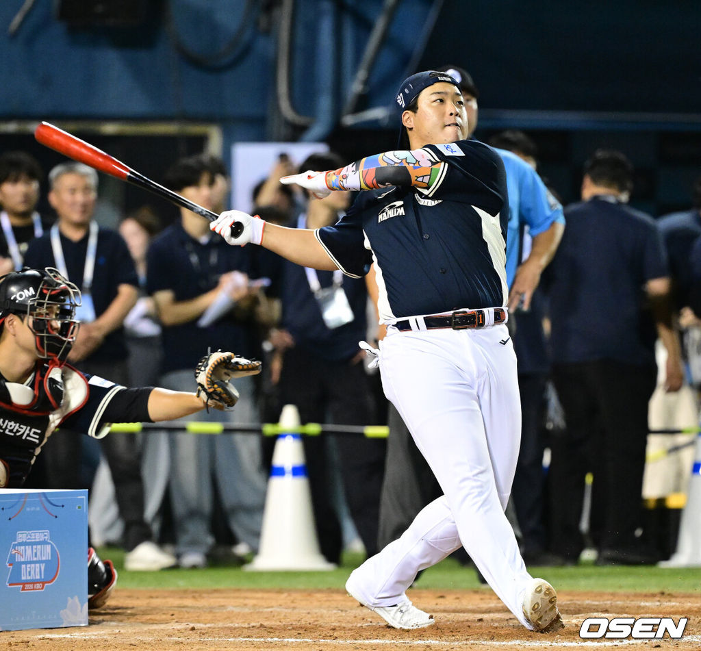 10일 서울 잠실야구장에서 ‘2026 신한 SOL KBO 올스타 프라이데이’가 열렸다.올스타 프라이데이인 오늘(10일)은 '넥스트레벨 매치'가 가장 먼저 열리고, 이어 북부리그와 남부리그가 맞붙는 퓨처스 올스타전이 펼쳐졌다. 경기 종료 후에는 팬 투표로 선정된 거포 8명이 출전하는 홈런 더비가 진행됐다.홈런더비에 나선 한화 강백호가 힘차게 스윙하고 있다. 2026.07.10 / dreamer@osen.co.kr