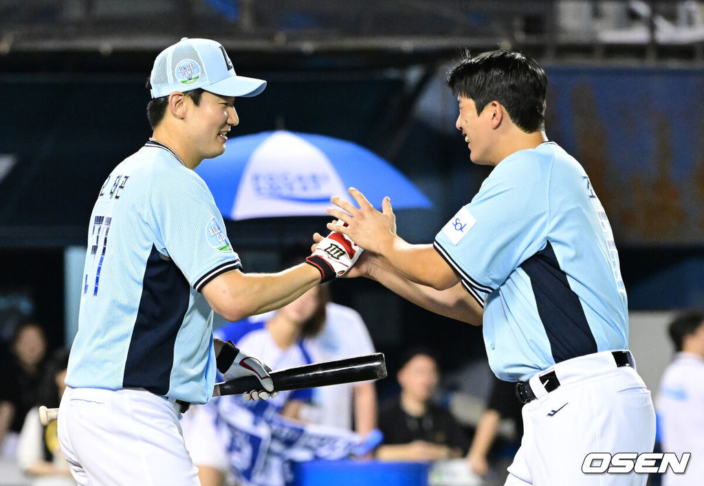 10일 서울 잠실야구장에서 ‘2026 신한 SOL KBO 올스타 프라이데이’가 열렸다.올스타 프라이데이인 오늘(10일)은 '넥스트레벨 매치'가 가장 먼저 열리고, 이어 북부리그와 남부리그가 맞붙는 퓨처스 올스타전이 펼쳐졌다. 경기 종료 후에는 팬 투표로 선정된 거포 8명이 출전하는 홈런 더비가 진행됐다.홈런더비에 나선 SSG 오태곤이 공을 던져준 조형우와 인사를 나누고 있다. 2026.07.10 / dreamer@osen.co.kr