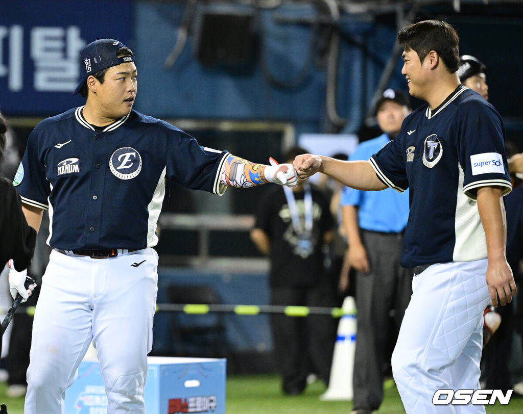 10일 서울 잠실야구장에서 ‘2026 신한 SOL KBO 올스타 프라이데이’가 열렸다.올스타 프라이데이인 오늘(10일)은 '넥스트레벨 매치'가 가장 먼저 열리고, 이어 북부리그와 남부리그가 맞붙는 퓨처스 올스타전이 펼쳐졌다. 경기 종료 후에는 팬 투표로 선정된 거포 8명이 출전하는 홈런 더비가 진행됐다.한화 강백호가 공을 던져준 KIA 한준수와 인사를 나누고 있다. 2026.07.10 / dreamer@osen.co.kr