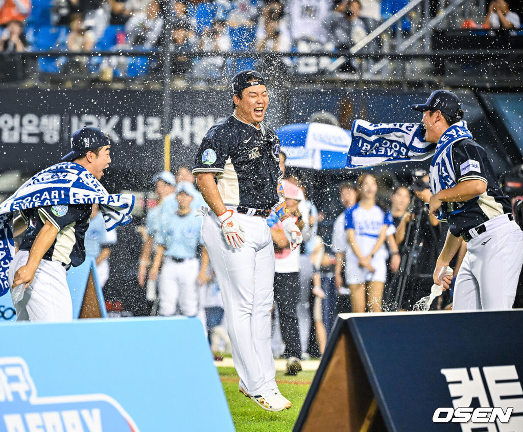 10일 서울 잠실야구장에서 ‘2026 신한 SOL KBO 올스타 프라이데이’가 열렸다.올스타 프라이데이인 오늘(10일)은 '넥스트레벨 매치'가 가장 먼저 열리고, 이어 북부리그와 남부리그가 맞붙는 퓨처스 올스타전이 펼쳐졌다. 경기 종료 후에는 팬 투표로 선정된 거포 8명이 출전하는 홈런 더비가 진행됐다.한화 강백호가 홈런더비에서 우승을 거머쥔 뒤 축하 물세례를 받고 있다. 2026.07.10 / rumi@osen.co.kr