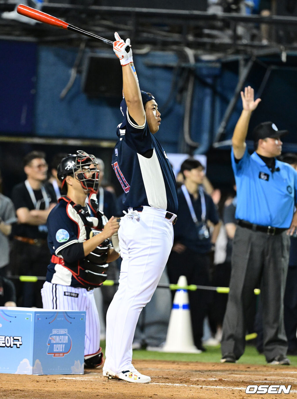 10일 서울 잠실야구장에서 ‘2026 신한 SOL KBO 올스타 프라이데이’가 열렸다.올스타 프라이데이인 오늘(10일)은 '넥스트레벨 매치'가 가장 먼저 열리고, 이어 북부리그와 남부리그가 맞붙는 퓨처스 올스타전이 펼쳐졌다. 경기 종료 후에는 팬 투표로 선정된 거포 8명이 출전하는 홈런 더비가 진행됐다.홈런더비에 나선 한화 강백호가 담장을 넘기는 타구에 기뻐하고 있다. 2026.07.10 / dreamer@osen.co.kr