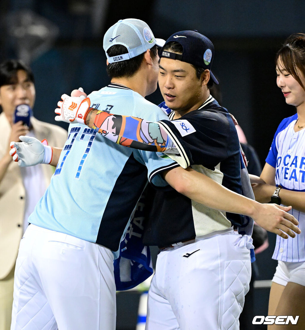10일 서울 잠실야구장에서 ‘2026 신한 SOL KBO 올스타 프라이데이’가 열렸다.올스타 프라이데이인 오늘(10일)은 '넥스트레벨 매치'가 가장 먼저 열리고, 이어 북부리그와 남부리그가 맞붙는 퓨처스 올스타전이 펼쳐졌다. 경기 종료 후에는 팬 투표로 선정된 거포 8명이 출전하는 홈런 더비가 진행됐다.홈런더비에 참가한 한화 강백호와 SSG 오태곤이 인사를 나누고 있다. 2026.07.10 / dreamer@osen.co.kr