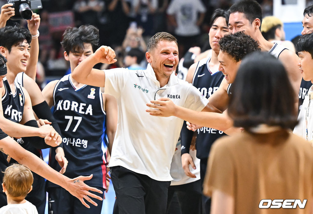 한국 농구대표팀이 일본을 꺾고 아시아예선을 통과했다. 니콜라스 마줄스 감독이 이끄는 한국 남자농구대표팀은 6일 오후 경기도 고양 소노 아레나에서 ’2027 FIBA 농구월드컵’ 아시아지역 윈도우 B조 6차전 일본을 상대로 81-79로 승리를 거뒀다. 경기종료 후 부임 첫승 거둔 니콜라스 마줄스 감독이 선수들의 축하를 받고 있다.   2026.07.06 / soul1014@osen.co.kr