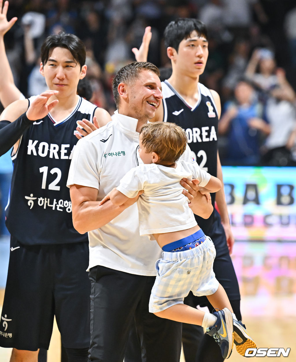한국 농구대표팀이 일본을 꺾고 아시아예선을 통과했다. 니콜라스 마줄스 감독이 이끄는 한국 남자농구대표팀은 6일 오후 경기도 고양 소노 아레나에서 ’2027 FIBA 농구월드컵’ 아시아지역 윈도우 B조 6차전 일본을 상대로 81-79로 승리를 거뒀다. 경기종료 후 부임 첫승 거둔 니콜라스 마줄스 감독이 아들의 축하를 받고 있다.   2026.07.06 / soul1014@osen.co.kr