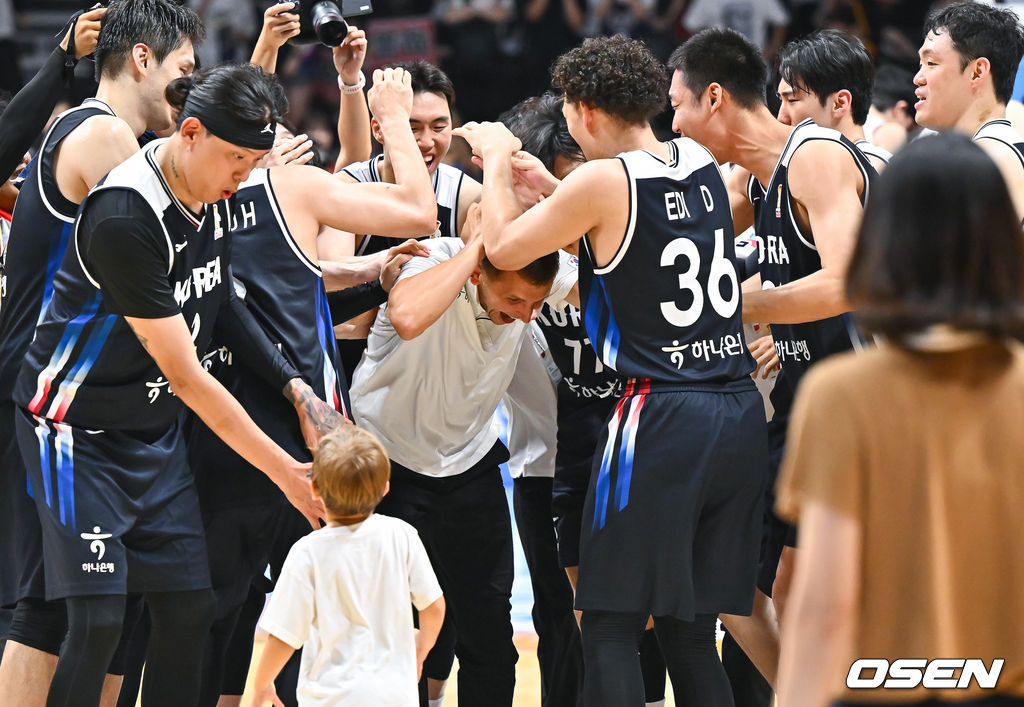 한국 농구대표팀이 일본을 꺾고 아시아예선을 통과했다. 니콜라스 마줄스 감독이 이끄는 한국 남자농구대표팀은 6일 오후 경기도 고양 소노 아레나에서 ’2027 FIBA 농구월드컵’ 아시아지역 윈도우 B조 6차전 일본을 상대로 81-79로 승리를 거뒀다. 경기종료 후 부임 첫승 거둔 니콜라스 마줄스 감독이 선수들의 축하를 받고 있다.   2026.07.06 / soul1014@osen.co.kr