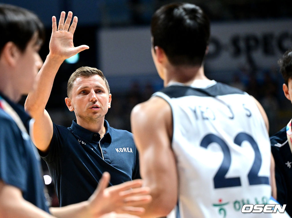 3일 오후 경기도 고양 소노 아레나에서 ’2027 FIBA 카타르 농구월드컵’ 아시아 예선 1라운드 5차전 대한민국과 대만의 경기가 열렸다.니콜라스 마줄스 감독이 이끄는 한국 남자농구대표팀은 이날 경기에서 대만을 잡으면 최소 조 3위를 확정짓고 아시아예선 2라운드로 향한다.경기를 앞두고 니콜라스 마줄스 감독과 여준석이 인사를 나누고 있다. 2026.07.03 / dreamer@osen.co.kr