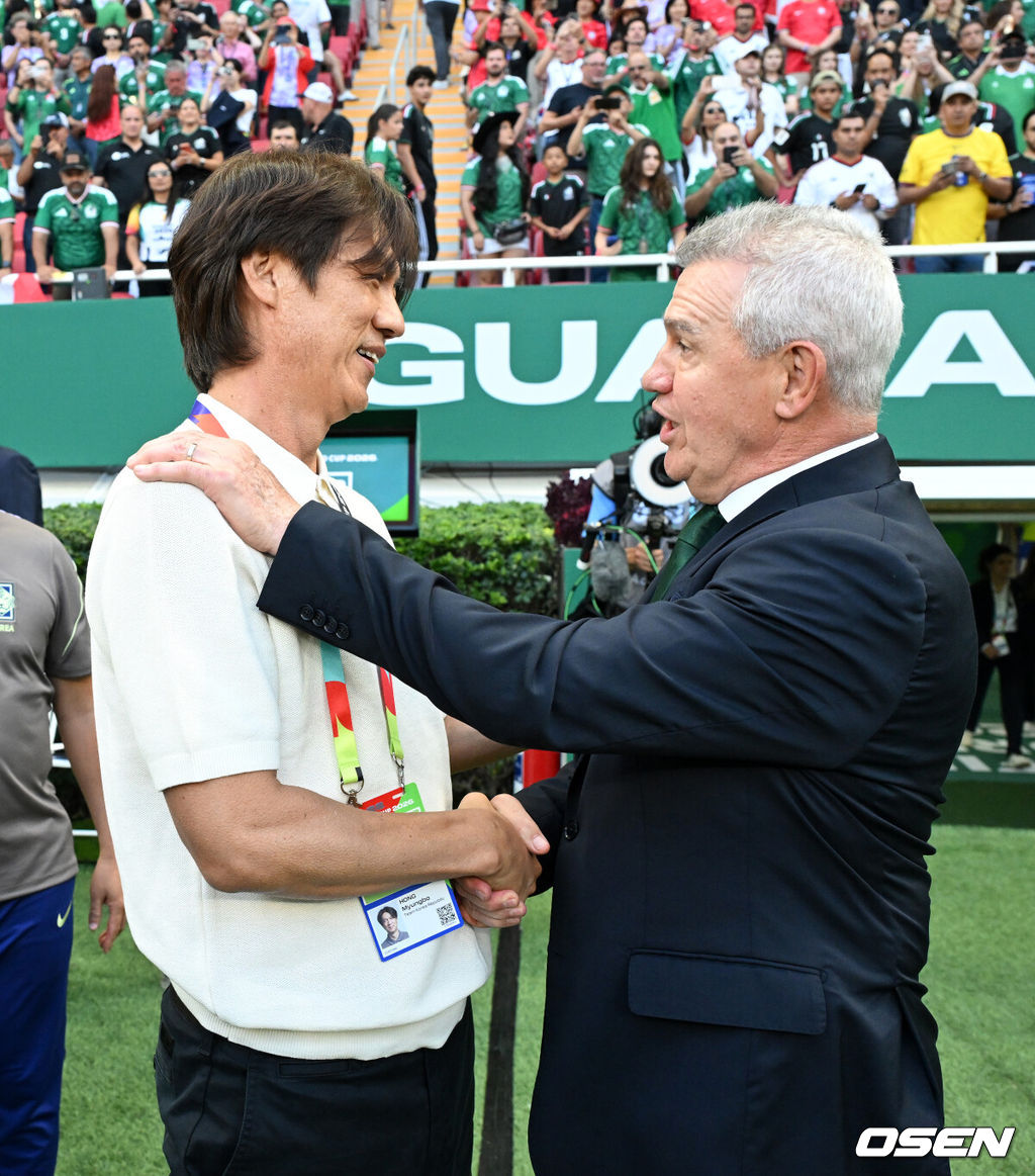 홍명보 감독이 이끄는 대한민국 축구대표팀은 19일 오전 10시(이하 한국시간) 멕시코 과달라하라의 에스타디오 과달라하라에서 열린 2026 국제축구연맹(FIFA) 북중미 월드컵 조별리그 A조 2차전에서 멕시코에 0-1로 패했다.이로써 한국은 1승 1패, 승점 3으로 멕시코(승점 6)에 이어 조 2위가 됐다. 체코와 남아프리카공화국이 나란히 승점 1에 머물러 있는 만큼 한국은 남아공과 최종전에서 무승부만 거둬도 조 2위를 확보할 수 있다.경기에 앞서 대한민국 홍명보 감독과 멕시코 하비에르 아기레 감독이 인사를 하고 있다. 2026.06.19 /sunday@osen.co.kr