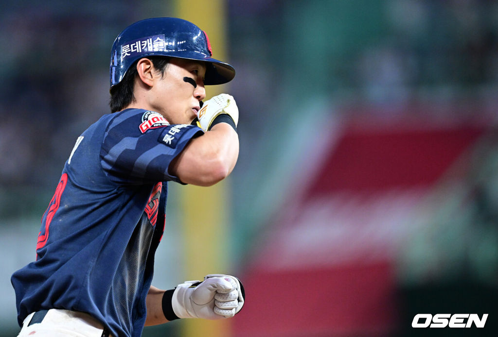 17일 인천 SSG랜더스필드에서 ‘2026 신한 SOL Bank KBO리그’ SSG 랜더스와 롯데 자이언츠의 경기가 열렸다.홈팀 SSG는 김건우, 방문팀 롯데는 박세웅을 선발로 내세웠다.6회초 무사 1루 상황 롯데 전민재가 역전 좌월 투런포를 날리고 그라운드를 돌며 기뻐하고 있다. 2026.06.17 / dreamer@osen.co.kr