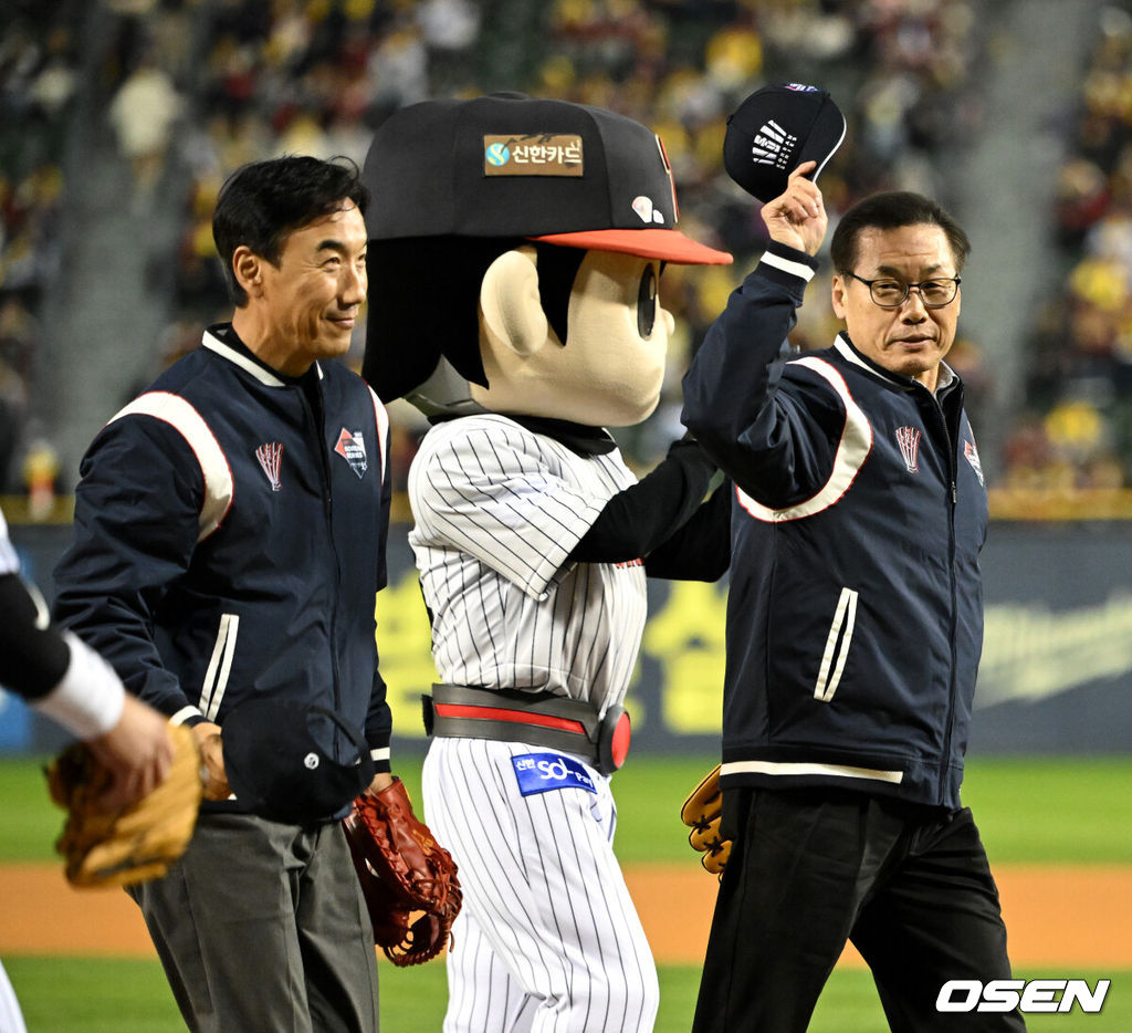 7일 오후 서울 잠실야구장에서 2023 KBO 프로야구 포스트시즌 한국시리즈 1차전 LG 트윈스와 KT 위즈의 경기가 열렸다.1994년 우승 주역 전 LG 투수 김용수와 포수 김동수가 한국시리즈 1차전 시구를 마치고 인사를 하고 있다. 2023.11.07 /sunday@osen.co.kr