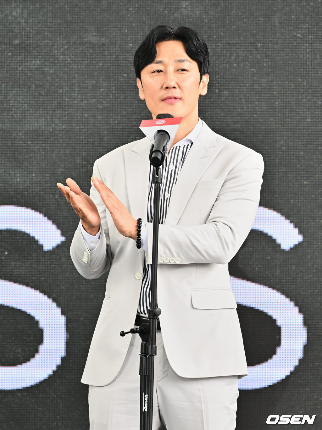 7일 부산 해운대구 센텀시티 영화의 전당 야외무대에서 영화 '한산:용의 출현' 야외 무대인사가 진행됐다. 윤진영이 인사를 하고 있다. 2022.10.07 / foto0307@osen.co.kr