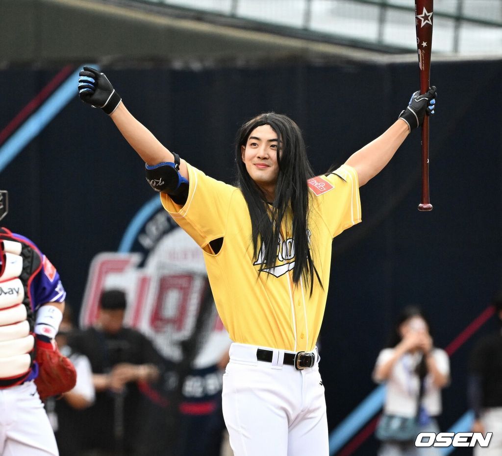 15일 부산 사직구장에서 열린 2023 KBO 올스타전. 1회초 드림 올스타 구자욱이 아이돌 걸그룹 분장으로 긴 머리 가발을 쓰고 타석에 서 인사하고 있다. 2023.07.15 /sunday@osen.co.kr