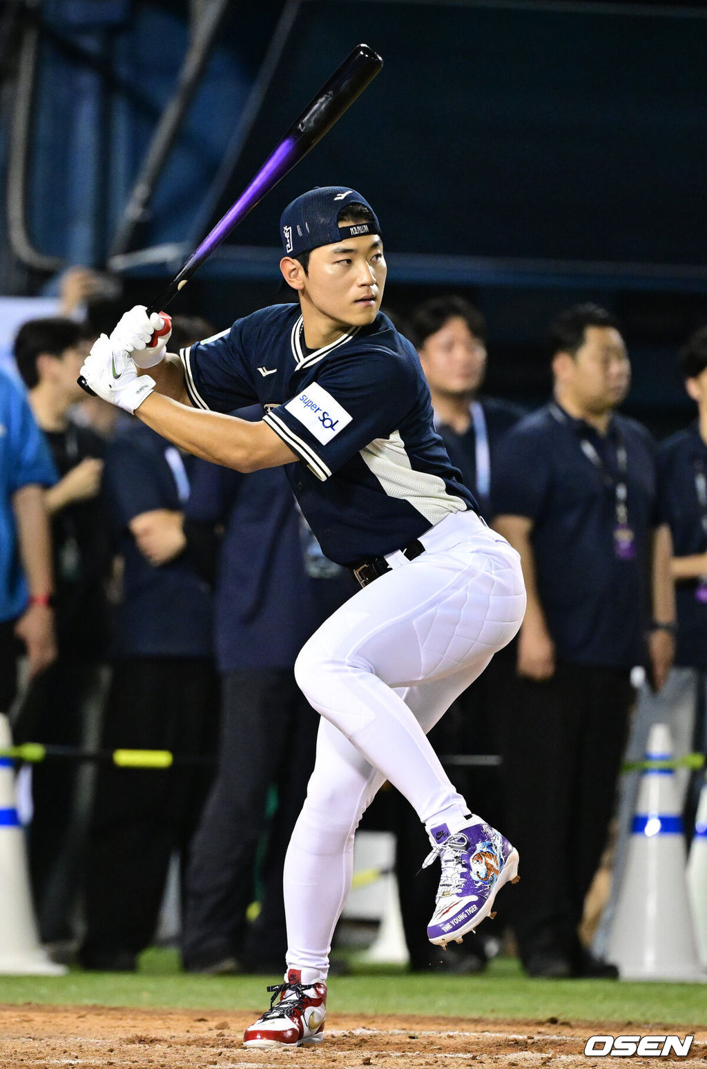 10일 서울 잠실야구장에서 ‘2026 신한 SOL KBO 올스타 프라이데이’가 열렸다.올스타 프라이데이인 오늘(10일)은 '넥스트레벨 매치'가 가장 먼저 열리고, 이어 북부리그와 남부리그가 맞붙는 퓨처스 올스타전이 펼쳐졌다. 경기 종료 후에는 팬 투표로 선정된 거포 8명이 출전하는 홈런 더비가 진행됐다.KIA 김도영이 홈런더비를 펼치고 있다. 2026.07.10 / dreamer@osen.co.kr