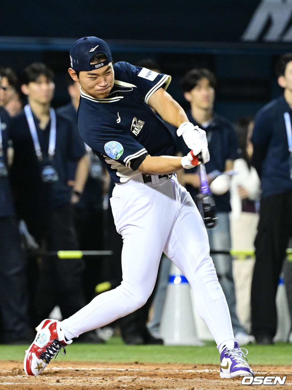 10일 서울 잠실야구장에서 ‘2026 신한 SOL KBO 올스타 프라이데이’가 열렸다.올스타 프라이데이인 오늘(10일)은 '넥스트레벨 매치'가 가장 먼저 열리고, 이어 북부리그와 남부리그가 맞붙는 퓨처스 올스타전이 펼쳐졌다. 경기 종료 후에는 팬 투표로 선정된 거포 8명이 출전하는 홈런 더비가 진행됐다.홈런더비에 참가한 KIA 김도영이 힘차게 스윙하고 있다. 2026.07.10 / dreamer@osen.co.kr