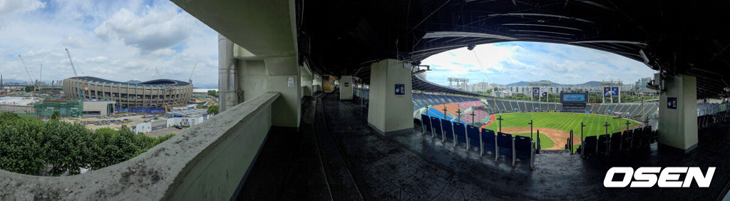 11일 서울 잠실야구장에서 ‘2026 신한 SOL KBO 올스타전’이 진행된다.잠실야구장 마지막 올스타전에서 두산과 LG 레전드들이 총출동해 박철순,김용수의 특별 시구와 김경문,김동수의 배터리 재현으로 추억을 되살린다. 가수 박정현의 애국가 제창과 블랙이글스 에어쇼로 막을 올리는 올스타전은 오후 6시부터 나눔과 드림 팀으로 나뉜 50명의 선수가 맞대결을 펼친다.올스타전이 펼쳐질 잠실야구장과 2027년 부터 잠실야구장을 대체하는 잠실주경기장. 2026.07.11 / jpnews@osen.co.kr