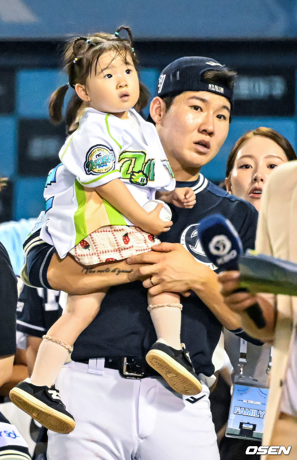 10일 서울 잠실야구장에서 ‘2026 신한 SOL KBO 올스타 프라이데이’가 열렸다.올스타 프라이데이인 오늘(10일)은 '넥스트레벨 매치'가 가장 먼저 열리고, 이어 북부리그와 남부리그가 맞붙는 퓨처스 올스타전이 펼쳐졌다. 경기 종료 후에는 팬 투표로 선정된 거포 8명이 출전하는 홈런 더비가 진행됐다.NC 박민우가 딸과 함께 홈런더비를 지켜보고 있다. 2026.07.10 / rumi@osen.co.kr
