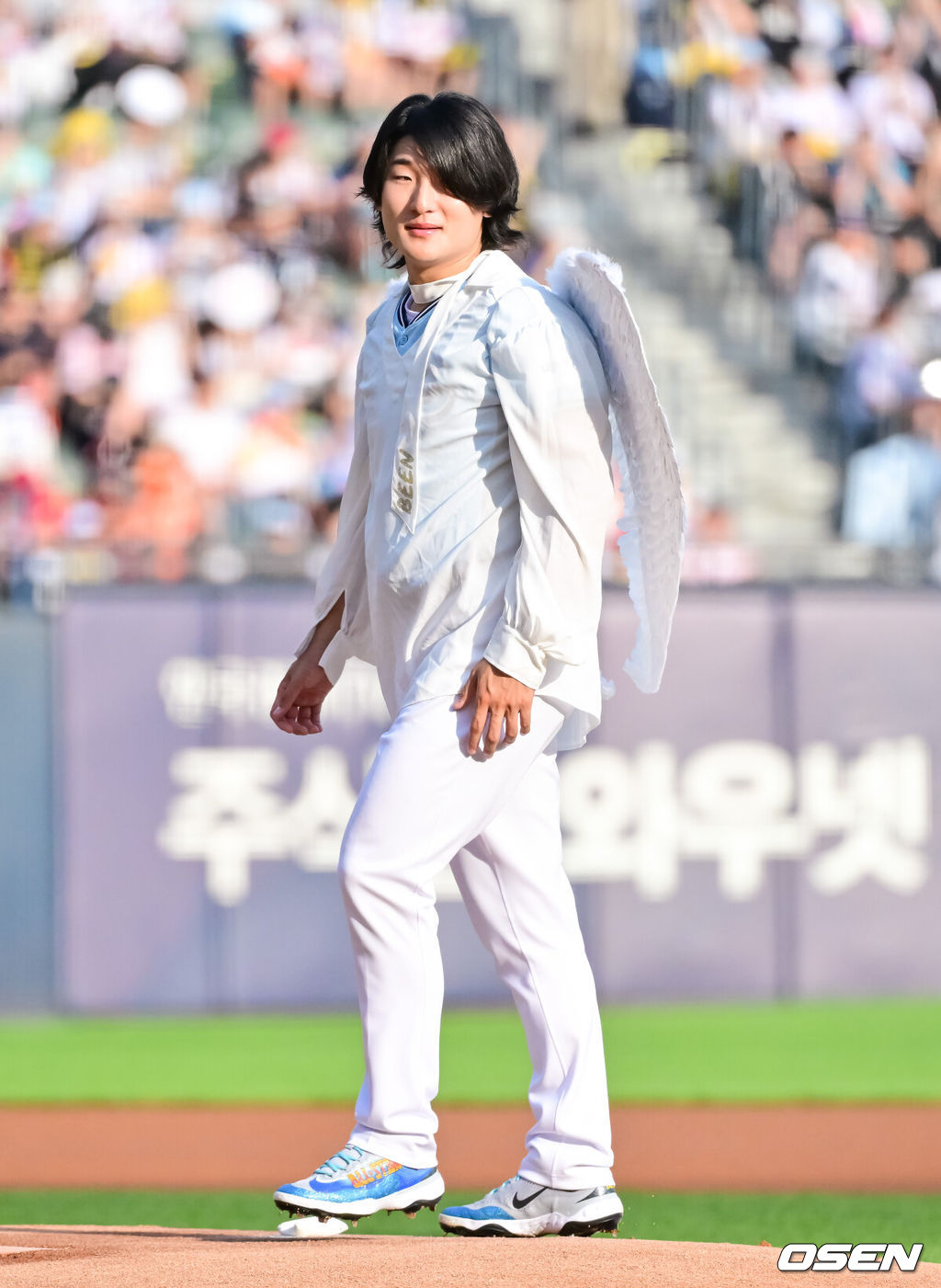 11일 서울 잠실야구장에서 ‘2026 신한 SOL KBO 올스타전’이 진행됐다.1982년 개장 이후 마지막 잠실 올스타전에서 양의지,류현진 등 베테랑들의 기록 도전과 27명의 첫 올스타 출전 신예들이 맞붙는 가운데, 나눔의 5연승과 드림의 7년 만의 승리 여부가 관심을 모은다.1회초 드림 곽빈이 최성곤 분장한뒤 등장하고 있다.  2026.07.11 / soul1014@osen.co.kr