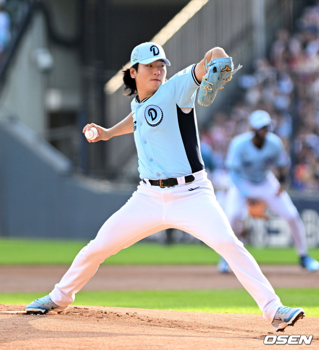 11일 서울 잠실야구장에서 ‘2026 신한 SOL KBO 올스타전’이 진행됐다.1982년 개장 이후 마지막 잠실 올스타전에서 양의지, 류현진 등 베테랑들의 기록 도전과 27명의 첫 올스타 출전 신예들이 맞붙는 가운데, 나눔의 5연승과 드림의 7년 만의 승리 여부가 관심을 모은다.1회초 무사에서 드림올스타 선발투수 곽빈이 역투하고 있다. 2026.07.11 / sunday@osen.co.kr