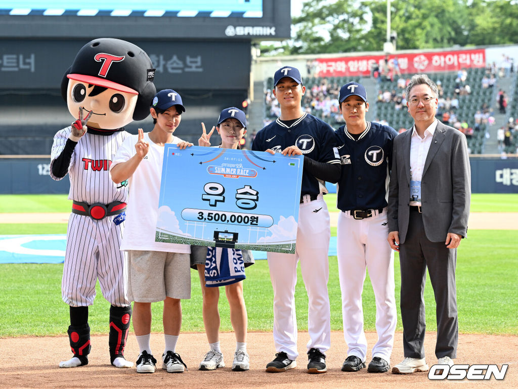 11일 서울 잠실야구장에서 ‘2026 신한 SOL KBO 올스타전’이 진행됐다.1982년 개장 이후 마지막 잠실 올스타전에서 양의지, 류현진 등 베테랑들의 기록 도전과 27명의 첫 올스타 출전 신예들이 맞붙는 가운데, 나눔의 5연승과 드림의 7년 만의 승리 여부가 관심을 모은다.신한 슈퍼SOL 썸머레이스에서 우승한 LG 우강훈, 구본혁이 기념촬영을 하고 있다. 2026.07.11 / sunday@osen.co.kr