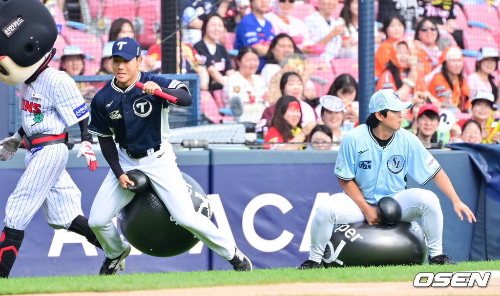 11일 서울 잠실야구장에서 ‘2026 신한 SOL KBO 올스타전’이 진행됐다.1982년 개장 이후 마지막 잠실 올스타전에서 양의지,류현진 등 베테랑들의 기록 도전과 27명의 첫 올스타 출전 신예들이 맞붙는 가운데, 나눔의 5연승과 드림의 7년 만의 승리 여부가 관심을 모은다.식전 썸머레이스 우승한 LG 우강훈이 점핑볼 레이스를 펼치고 있다. 2026.07.11 / soul1014@osen.co.kr