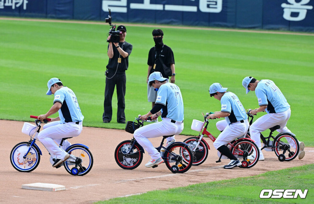 11일 서울 잠실야구장에서 ‘2026 신한 SOL KBO 올스타전’이 진행됐다.1982년 개장 이후 마지막 잠실 올스타전에서 양의지, 류현진 등 베테랑들의 기록 도전과 27명의 첫 올스타 출전 신예들이 맞붙는 가운데, 나눔의 5연승과 드림의 7년 만의 승리 여부가 관심을 모은다.올스타전에 앞서 출전 선수들이 썸머레이스를 펼치고 있다. 2026.07.11 / jpnews@osen.co.kr