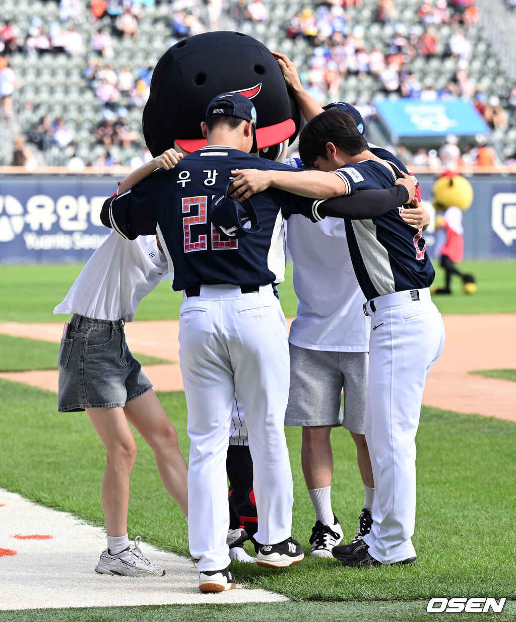 11일 서울 잠실야구장에서 ‘2026 신한 SOL KBO 올스타전’이 진행됐다.1982년 개장 이후 마지막 잠실 올스타전에서 양의지, 류현진 등 베테랑들의 기록 도전과 27명의 첫 올스타 출전 신예들이 맞붙는 가운데, 나눔의 5연승과 드림의 7년 만의 승리 여부가 관심을 모은다.신한 슈퍼SOL 썸머레이스에서 우승한 LG 우강훈, 구본혁이 세리머니를 펼치고 있다. 2026.07.11 / sunday@osen.co.kr