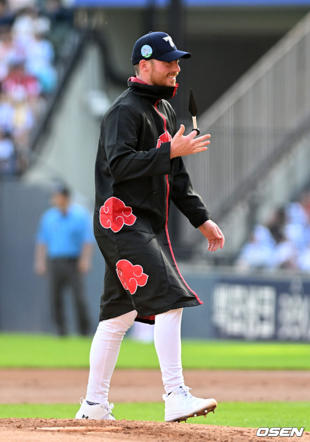 11일 서울 잠실야구장에서 ‘2026 신한 SOL KBO 올스타전’이 진행됐다.1982년 개장 이후 마지막 잠실 올스타전에서 양의지, 류현진 등 베테랑들의 기록 도전과 27명의 첫 올스타 출전 신예들이 맞붙는 가운데, 나눔의 5연승과 드림의 7년 만의 승리 여부가 관심을 모은다.1회말 나눔올스타 선발투수 올러가 그라운드에 등장하고 있다. 2026.07.11 / sunday@osen.co.kr