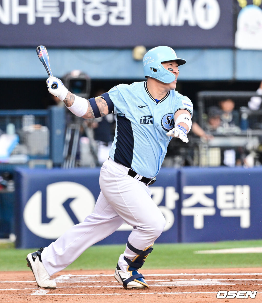 11일 서울 잠실야구장에서 ‘2026 신한 SOL KBO 올스타전’이 진행됐다.1982년 개장 이후 마지막 잠실 올스타전에서 양의지,류현진 등 베테랑들의 기록 도전과 27명의 첫 올스타 출전 신예들이 맞붙는 가운데, 나눔의 5연승과 드림의 7년 만의 승리 여부가 관심을 모은다.2회  2026.07.11 / soul1014@osen.co.k11일 서울 잠실야구장에서 ‘2026 신한 SOL KBO 올스타전’이 진행됐다.1982년 개장 이후 마지막 잠실 올스타전에서 양의지,류현진 등 베테랑들의 기록 도전과 27명의 첫 올스타 출전 신예들이 맞붙는 가운데, 나눔의 5연승과 드림의 7년 만의 승리 여부가 관심을 모은다.2회말 드림 올스타 최형우가 내야땅볼 타구를 날리고 있다. 2026.07.11 / soul1014@osen.co.kr