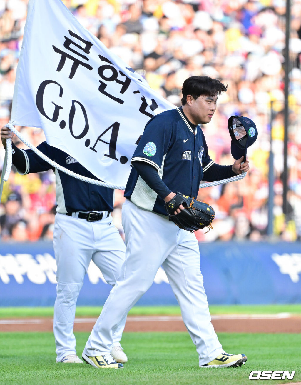 11일 서울 잠실야구장에서 ‘2026 신한 SOL KBO 올스타전’이 진행됐다.1982년 개장 이후 마지막 잠실 올스타전에서 양의지,류현진 등 베테랑들의 기록 도전과 27명의 첫 올스타 출전 신예들이 맞붙는 가운데, 나눔의 5연승과 드림의 7년 만의 승리 여부가 관심을 모은다.2회말 나눔 올스타 류현진이 마운드에 오르고 있다.   2026.07.11 / soul1014@osen.co.kr