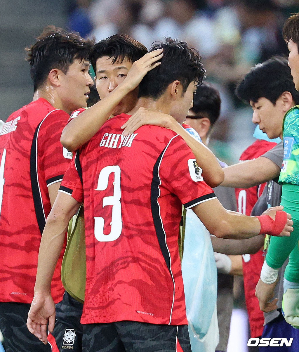 홍명보 감독이 이끄는 대한민국 축구대표팀은 25일(이하 한국시간) 오전 10시 멕시코 몬테레이 스타디움에서 개최된 2026 국제축구연맹(FIFA) 북중미 월드컵 조별리그 A조 최종전에서 남아프리카공화국에게 0-1 충격패를 당했다. 1승2패가 된 한국은 A조 3위로 밀리며 32강 자력진출에 실패했다. 한국은 나머지 조들의 상황을 따져보고 32강에 진출할 가능성은 남아있다.전반 하이드레이션 브레이크 타임때 대한민국 손흥민이 이기혁과 이야기를 나누고 있다. 2026.06.25 /sunday@osen.co.kr