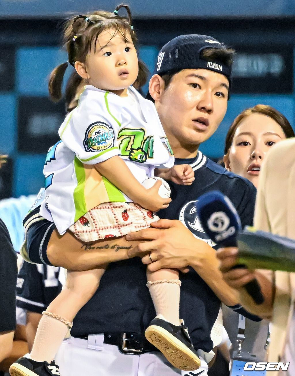 NC 박민우가 딸과 함께 홈런더비를 지켜보고 있다. 2026.07.10 / rumi@osen.co.kr
