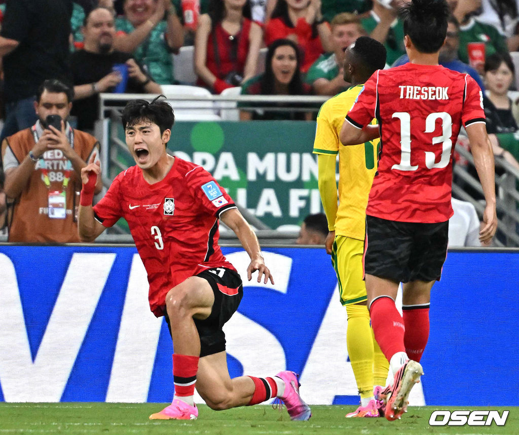 홍명보 감독이 이끄는 대한민국 축구대표팀은 25일(이하 한국시간) 오전 10시 멕시코 몬테레이 스타디움에서 개최된 2026 국제축구연맹(FIFA) 북중미 월드컵 조별리그 A조 최종전에서 남아프리카공화국에게 0-1 충격패를 당했다. 1승2패가 된 한국은 A조 3위로 밀리며 32강 자력진출에 실패했다. 한국은 나머지 조들의 상황을 따져보고 32강에 진출할 가능성은 남아있다.전반 상대 역습을 막은 대한민국 이기혁이 환호하고 있다. 2026.06.25 /sunday@osen.co.kr