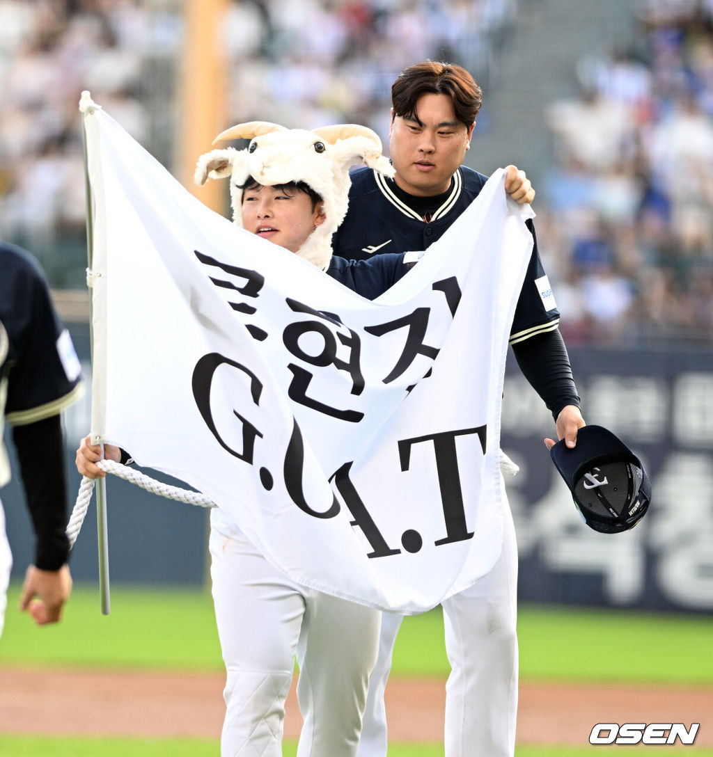 11일 서울 잠실야구장에서 ‘2026 신한 SOL KBO 올스타전’이 진행됐다.1982년 개장 이후 마지막 잠실 올스타전에서 양의지, 류현진 등 베테랑들의 기록 도전과 27명의 첫 올스타 출전 신예들이 맞붙는 가운데, 나눔의 5연승과 드림의 7년 만의 승리 여부가 관심을 모은다.2회 나눔올스타 문현빈, 류현진이 퍼포먼스를 펼치고 있다. 2026.07.11 / sunday@osen.co.kr