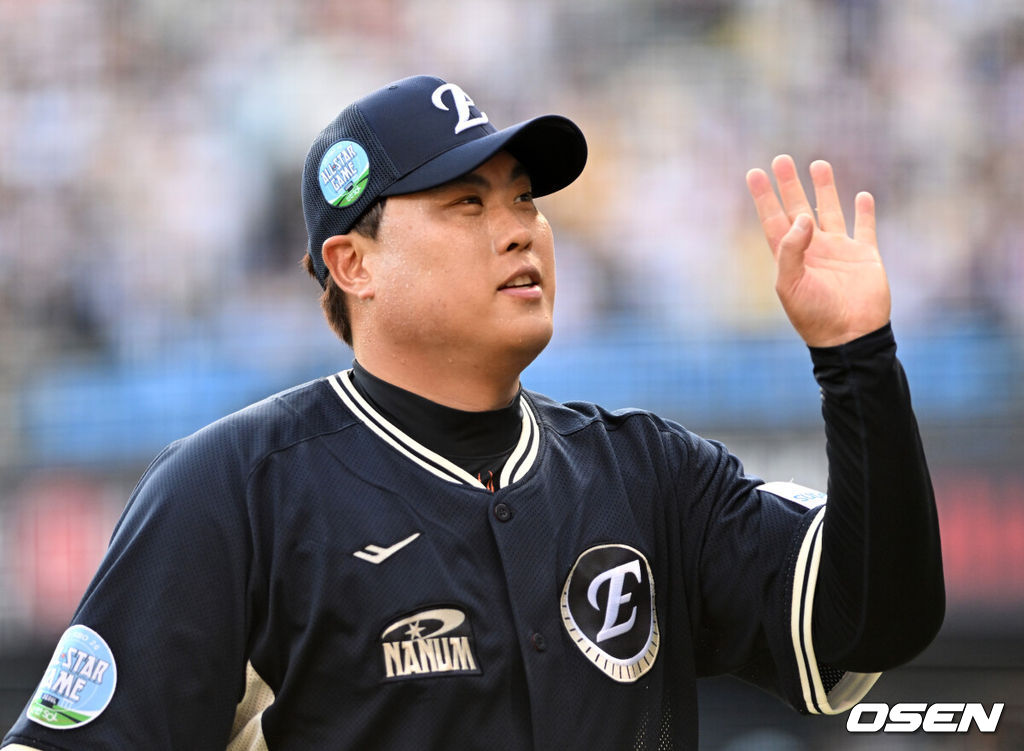 11일 서울 잠실야구장에서 ‘2026 신한 SOL KBO 올스타전’이 진행됐다.1982년 개장 이후 마지막 잠실 올스타전에서 양의지, 류현진 등 베테랑들의 기록 도전과 27명의 첫 올스타 출전 신예들이 맞붙는 가운데, 나눔의 5연승과 드림의 7년 만의 승리 여부가 관심을 모은다.2회 수비를 마친 나눔올스타 류현진이 더그아웃으로 가며 관중석을 향해 인사를 하고 있다. 2026.07.11 / sunday@osen.co.kr