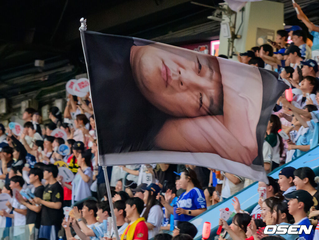 11일 서울 잠실야구장에서 ‘2026 신한 SOL KBO 올스타전’이 진행됐다.1982년 개장 이후 마지막 잠실 올스타전에서 양의지, 류현진 등 베테랑들의 기록 도전과 27명의 첫 올스타 출전 신예들이 맞붙는 가운데, 나눔의 5연승과 드림의 7년 만의 승리 여부가 관심을 모은다.팬들이 양의지 응원을 흔들며 즐거워하고 있다. 2026.07.11 / jpnews@osen.co.kr