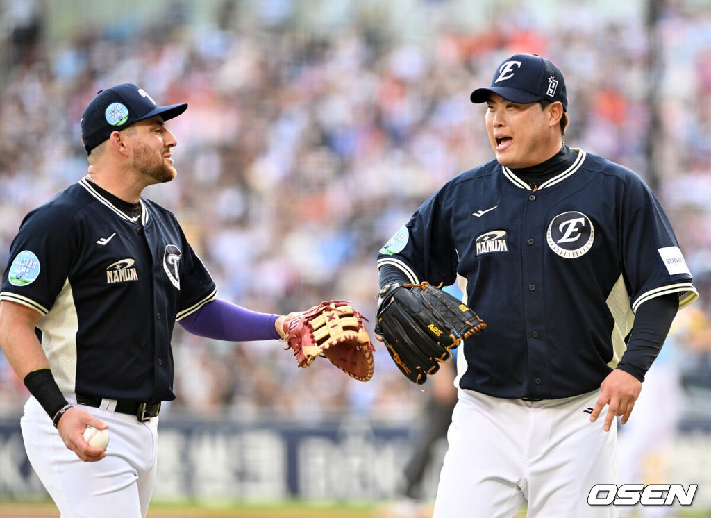 11일 서울 잠실야구장에서 ‘2026 신한 SOL KBO 올스타전’이 진행됐다.1982년 개장 이후 마지막 잠실 올스타전에서 양의지, 류현진 등 베테랑들의 기록 도전과 27명의 첫 올스타 출전 신예들이 맞붙는 가운데, 나눔의 5연승과 드림의 7년 만의 승리 여부가 관심을 모은다.2회 수비를 마친 나눔올스타 류현진이 더그아웃으로 가며 오스틴과 이야기를 나누고 있다. 2026.07.11 / sunday@osen.co.kr