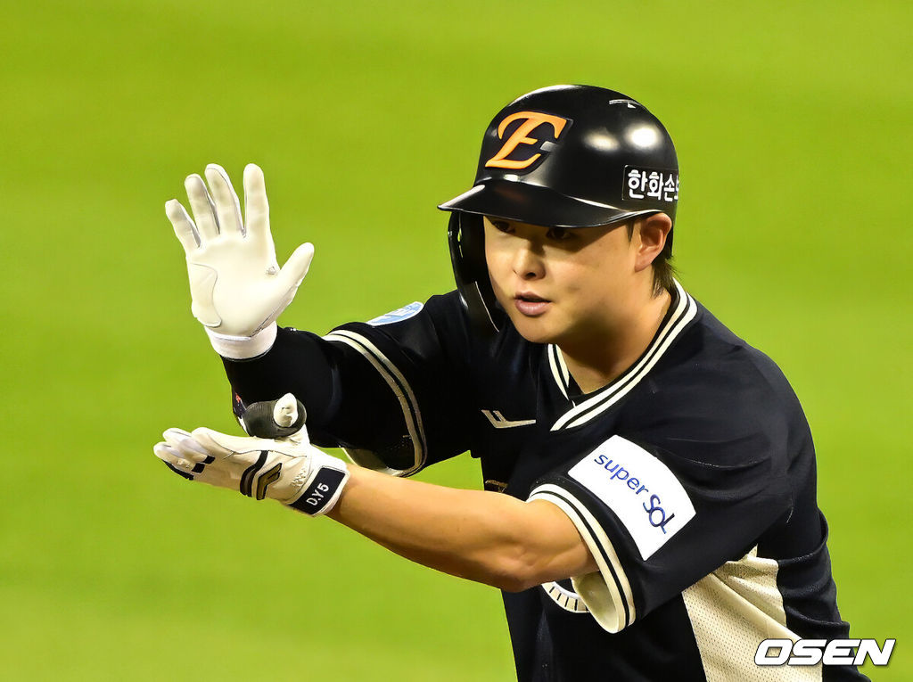 11일 서울 잠실야구장에서 ‘2026 신한 SOL KBO 올스타전’이 진행됐다.1982년 개장 이후 마지막 잠실 올스타전에서 양의지, 류현진 등 베테랑들의 기록 도전과 27명의 첫 올스타 출전 신예들이 맞붙는 가운데, 나눔의 5연승과 드림의 7년 만의 승리 여부가 관심을 모은다.6회초 무사 만루에서 한화 이도윤이 2타점 적시타를 날리며 기뻐하고 있다. 2026.07.11 / jpnews@osen.co.kr