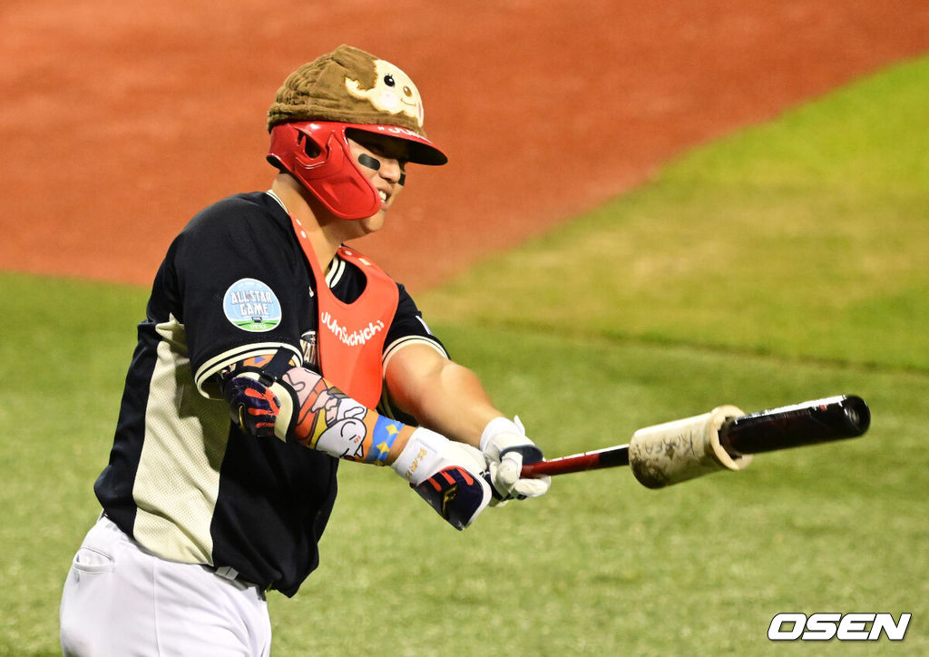 11일 서울 잠실야구장에서 ‘2026 신한 SOL KBO 올스타전’이 진행됐다.1982년 개장 이후 마지막 잠실 올스타전에서 양의지, 류현진 등 베테랑들의 기록 도전과 27명의 첫 올스타 출전 신예들이 맞붙는 가운데, 나눔의 5연승과 드림의 7년 만의 승리 여부가 관심을 모은다.6회초 KIA 한준수가 타석에 들어서며 세리머니를 하고 있다. 2026.07.11 / jpnews@osen.co.kr