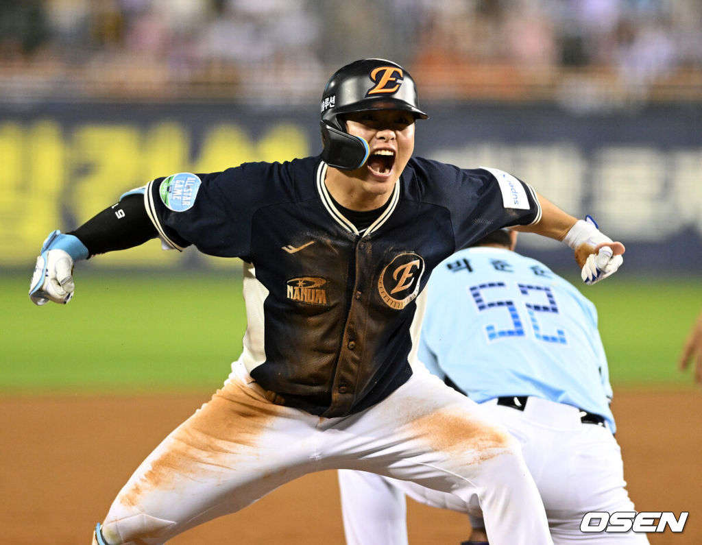 11일 서울 잠실야구장에서 ‘2026 신한 SOL KBO 올스타전’이 진행됐다.1982년 개장 이후 마지막 잠실 올스타전에서 양의지, 류현진 등 베테랑들의 기록 도전과 27명의 첫 올스타 출전 신예들이 맞붙는 가운데, 나눔의 5연승과 드림의 7년 만의 승리 여부가 관심을 모은다.8회초 1사 2루에서 나눔올스타 문현빈이 적시타를 치고 환호하고 있다. 2026.07.11 / sunday@osen.co.kr