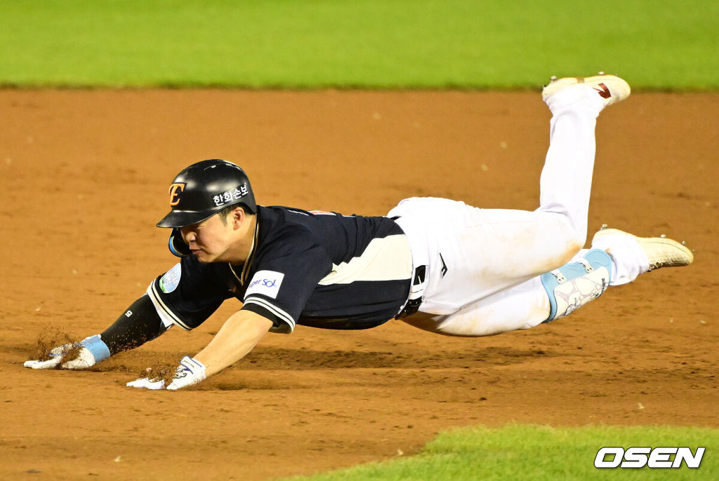 11일 서울 잠실야구장에서 ‘2026 신한 SOL KBO 올스타전’이 진행됐다.1982년 개장 이후 마지막 잠실 올스타전에서 양의지, 류현진 등 베테랑들의 기록 도전과 27명의 첫 올스타 출전 신예들이 맞붙는 가운데, 나눔의 5연승과 드림의 7년 만의 승리 여부가 관심을 모은다.8회초 1사 2루에서 한화 문현빈이 1타점 적시 3루타를 날리고 3루 슬라이딩을 하고 있다. 2026.07.11 / jpnews@osen.co.kr