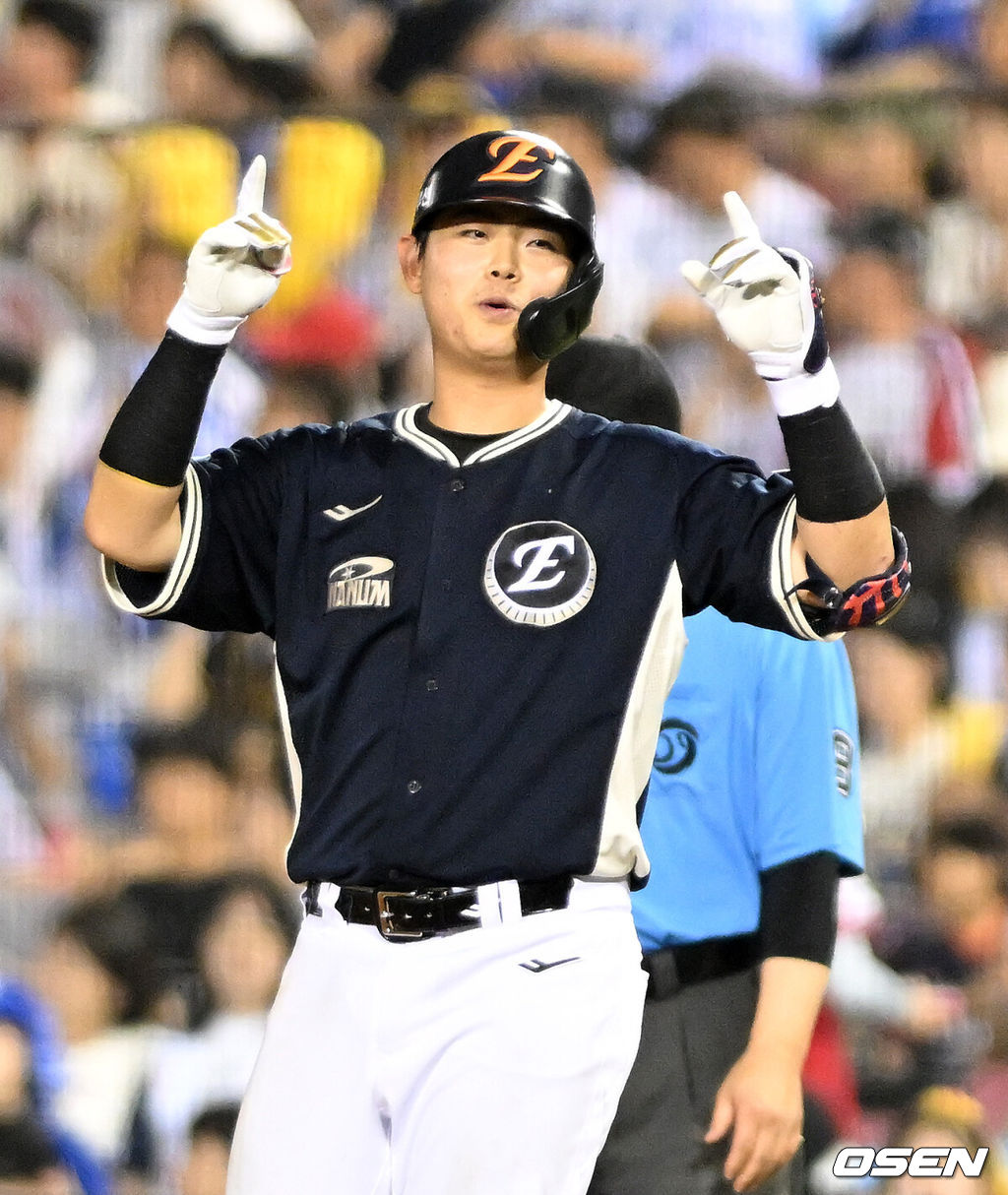 11일 서울 잠실야구장에서 ‘2026 신한 SOL KBO 올스타전’이 진행됐다.1982년 개장 이후 마지막 잠실 올스타전에서 양의지, 류현진 등 베테랑들의 기록 도전과 27명의 첫 올스타 출전 신예들이 맞붙는 가운데, 나눔의 5연승과 드림의 7년 만의 승리 여부가 관심을 모은다.7회초 나눔올스타 허인서가 안타를 치고 환호하고 있다. 2026.07.11 / sunday@osen.co.kr