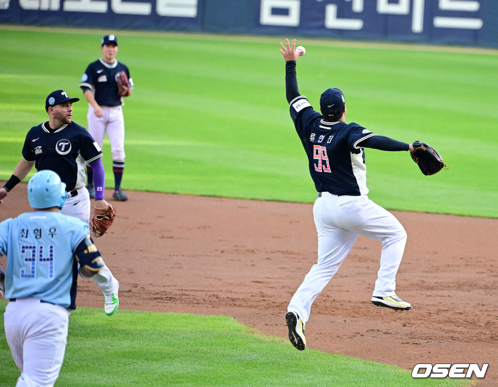 11일 서울 잠실야구장에서 ‘2026 신한 SOL KBO 올스타전’이 진행됐다.1982년 개장 이후 마지막 잠실 올스타전에서 양의지, 류현진 등 베테랑들의 기록 도전과 27명의 첫 올스타 출전 신예들이 맞붙는 가운데, 나눔의 5연승과 드림의 7년 만의 승리 여부가 관심을 모은다.2회 한화 류현진이 삼성 최형우의 1루 땅볼에 오스틴의 송구를 놓치고 있다. 2026.07.11 / jpnews@osen.co.kr