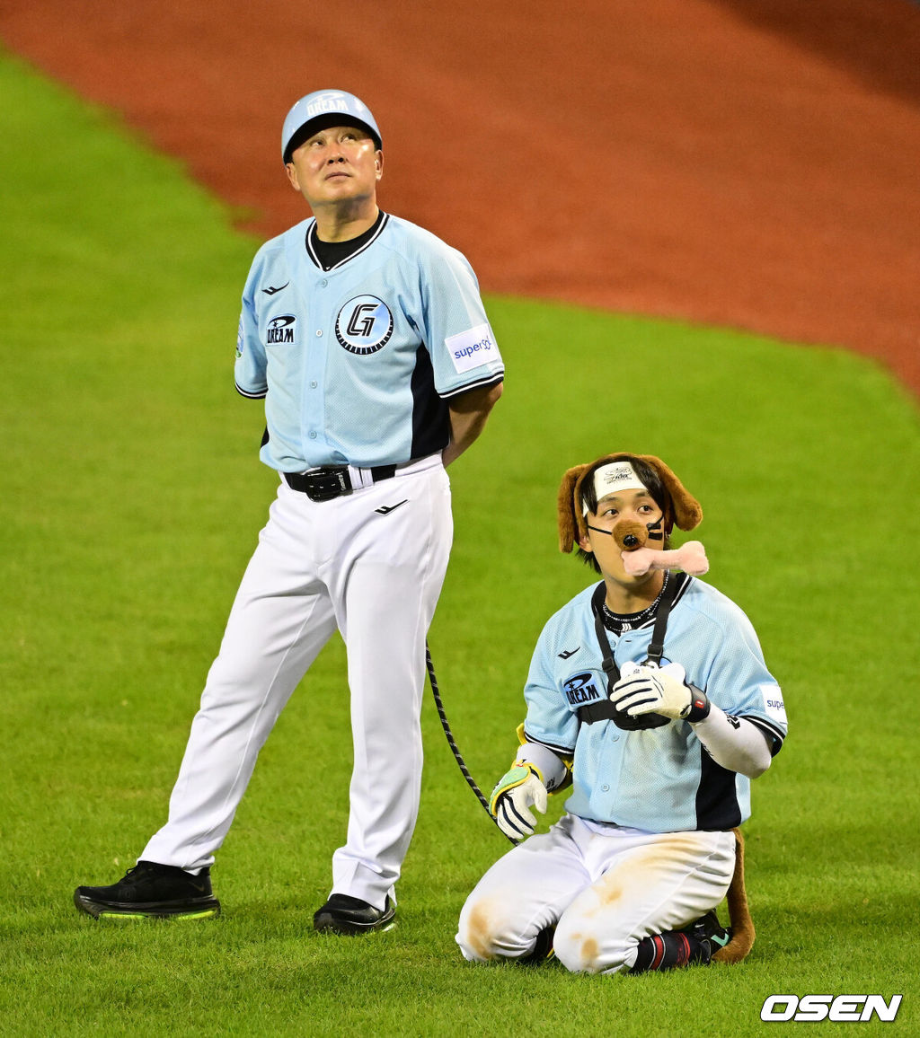 11일 서울 잠실야구장에서 ‘2026 신한 SOL KBO 올스타전’이 진행됐다.1982년 개장 이후 마지막 잠실 올스타전에서 양의지, 류현진 등 베테랑들의 기록 도전과 27명의 첫 올스타 출전 신예들이 맞붙는 가운데, 나눔의 5연승과 드림의 7년 만의 승리 여부가 관심을 모은다.7회말 롯데 김태형 감독과 황성빈이 세리머니를 하고 있다. 2026.07.11 / jpnews@osen.co.kr