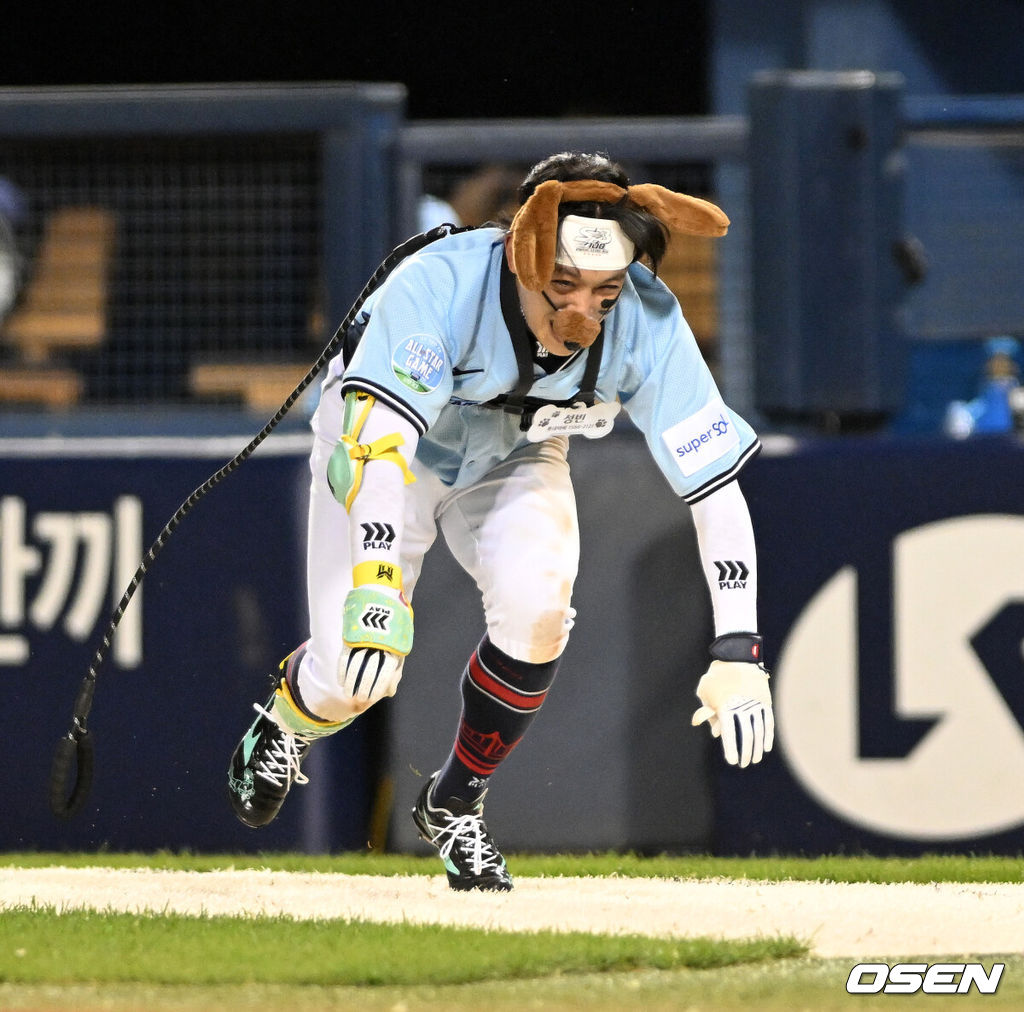 11일 서울 잠실야구장에서 ‘2026 신한 SOL KBO 올스타전’이 진행됐다.1982년 개장 이후 마지막 잠실 올스타전에서 양의지, 류현진 등 베테랑들의 기록 도전과 27명의 첫 올스타 출전 신예들이 맞붙는 가운데, 나눔의 5연승과 드림의 7년 만의 승리 여부가 관심을 모은다.7회말 드림올스타 황성빈이 퍼포먼스를 펼치고 있다. 2026.07.11 / sunday@osen.co.kr
