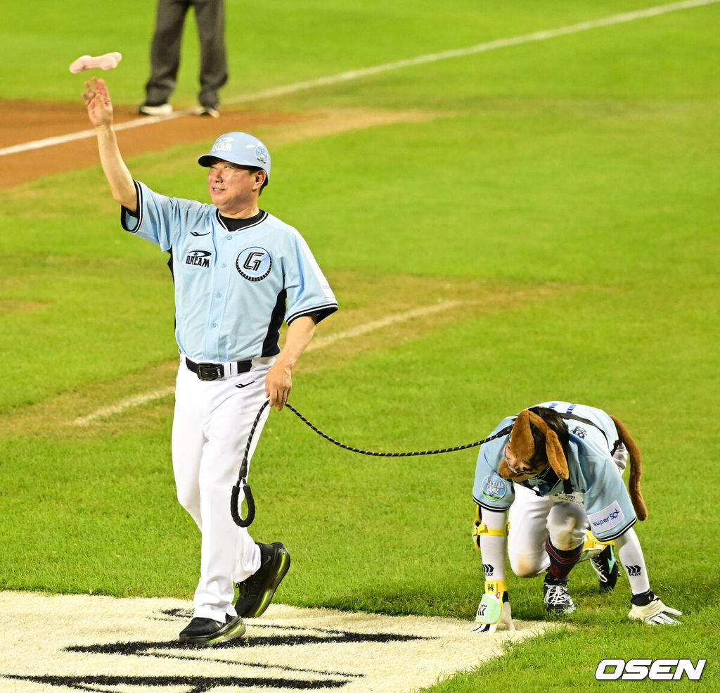 11일 서울 잠실야구장에서 ‘2026 신한 SOL KBO 올스타전’이 진행됐다.1982년 개장 이후 마지막 잠실 올스타전에서 양의지, 류현진 등 베테랑들의 기록 도전과 27명의 첫 올스타 출전 신예들이 맞붙는 가운데, 나눔의 5연승과 드림의 7년 만의 승리 여부가 관심을 모은다.7회말 롯데 김태형 감독과 황성빈이 세리머니를 하고 있다. 2026.07.11 / jpnews@osen.co.kr