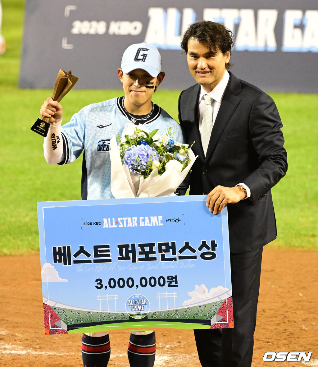 나눔 올스타가 잠실구장 마지막 올스타전에서 승리했다. 나눔 올스타는 2022년 이후 5연승을 거뒀다. 나눔 올스타는 11일 서울 잠실구장에서 열린 ‘2026 KBO 올스타전’에서 드림 올스타에 10-1로 승리했다. 22안타를 몰아친 나눔 올스타는 역대 팀 최다 안타 신기록을 세웠다. 종전 기록은 2017년 드림 올스타의 19안타였다. 허인서가 5타수 4안타 1타점, 문현빈이 5타수 4안타 1타점, 이도윤이 4타수 3안타 3타점으로 활약했다. 베스트 퍼포먼스상을 수상한 롯데 황성빈이 박찬호와 기념 촬영을 하고 있다. 2026.07.11 / jpnews@osen.co.kr