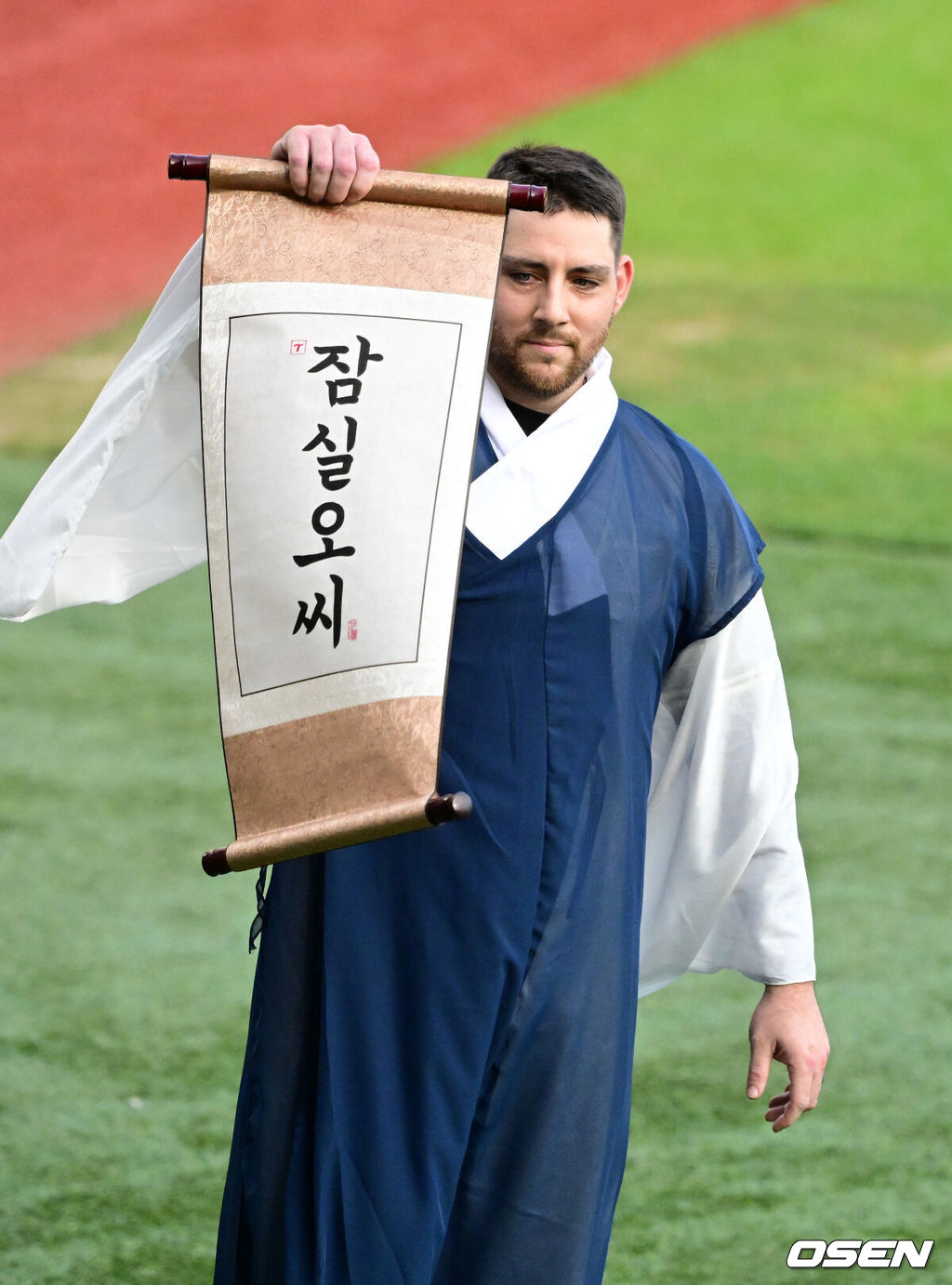 11일 서울 잠실야구장에서 ‘2026 신한 SOL KBO 올스타전’이 진행됐다.1982년 개장 이후 마지막 잠실 올스타전에서 양의지, 류현진 등 베테랑들의 기록 도전과 27명의 첫 올스타 출전 신예들이 맞붙는 가운데, 나눔의 5연승과 드림의 7년 만의 승리 여부가 관심을 모은다.4회 LG 오스틴이 타석에 들어서며 세리머니를 하고 있다. 2026.07.11 / jpnews@osen.co.kr