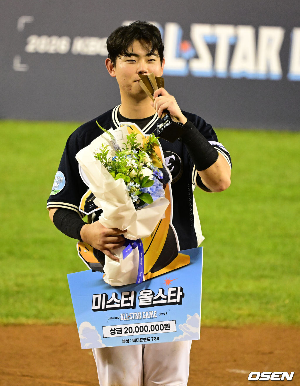 나눔 올스타가 잠실구장 마지막 올스타전에서 승리했다. 나눔 올스타는 2022년 이후 5연승을 거뒀다. 나눔 올스타는 11일 서울 잠실구장에서 열린 ‘2026 KBO 올스타전’에서 드림 올스타에 10-1로 승리했다. 22안타를 몰아친 나눔 올스타는 역대 팀 최다 안타 신기록을 세웠다. 종전 기록은 2017년 드림 올스타의 19안타였다. 허인서가 5타수 4안타 1타점, 문현빈이 5타수 4안타 1타점, 이도윤이 4타수 3안타 3타점으로 활약했다. 한화 허인서가 미스터 올스타에 선정되며 포즈를 취하고 있다. 2026.07.11 / jpnews@osen.co.kr